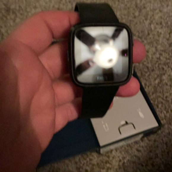 Fitbit Versa with charging stand - Picture 3 of 6